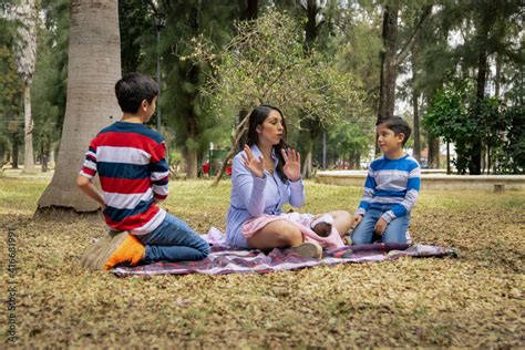 Mama Regañando A Sus Hijos En El Parque Stock Photo Adobe Stock