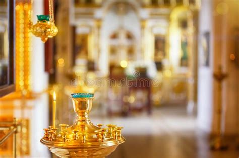 Diese sind zwar oft etwas teurer, brennen aber viel länger beispiel: Kerzen In Einer Christlichen Orthodoxen Kirche Stockbild ...