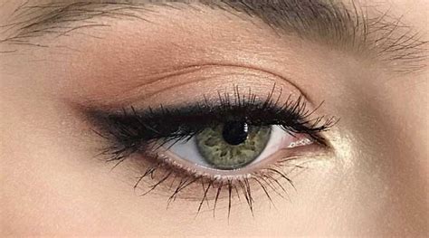 How To Smudge Eyeliner For A Natural Look Lifetime Glam