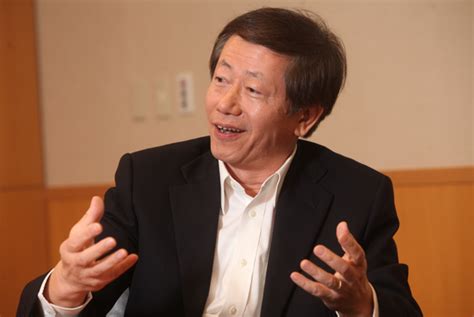 去年升任共同營運長後，考驗劉德音與魏哲家的課題已經開始。「過去兩年，我都在做市場行銷，對外溝通、對客戶的銷售，這是我學習密度最高的地方。」一直以來管的都是工廠，但要勝任台積電執行長大位，內斂的劉德音也得開始學著與客戶應對。像是高通董事長兼執行長保羅．雅各（paul jacobs）來台，張忠謀招待他到家裡吃飯時，就把劉德音帶在身邊作陪。 同樣輪值到各個部門歷練的魏哲家，也大感同意，「就像董事長說的，『器識在先，工程其從』，工程（我們）都夠啦，器識是他要我們培養的。」魏哲家不諱言，張忠謀對他們的期待很深，看事情要有遠見，待人接物也都要更有深度。 未來是否從雙執行長裡挑出董事長，張忠謀沒把話說死；對於在張忠謀心中，這兩位執行長的火候未到家，他們心底也明白。如何脫穎而出，端看兩人在三、五年內，甚或十年內的表現；而這齣「後張忠謀時代」戲碼，考驗的不只是一位老人的心思、兩人情誼，更在於能否為台灣企業接班轉型樹立典範。 劉德音 出生：1954年 現職：台積電總經理暨共同執行長 經歷：台積電營運資深副總、世大積體電路製造公司總經理 學歷：美國加州大學柏克萊分校電機暨電腦資訊博士 魏哲家 出生：1953年 現職：台積電總經理暨共同執行長 經歷：台積電業務開發資深副總、新加坡特許半導體公司資深副總 學歷：美國耶魯大學電機工程博士 台積電劉德音：先進製程大幅領先 明年景氣更好｜產業｜科技｜2015-12-04｜即時｜天下雜誌