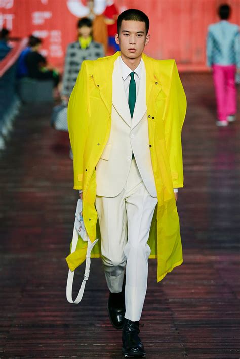 There's lot to unpack, from the louis vuitton baggage—some of it in the shape of carrier bags, potato sacks, an lv 'keepall' in the form of a plane—to the symbolic reconfigurations of masculine archetypes, to the challenging of ownership of sources that abloh built into the clothes. Louis Vuitton SPRING 2021 MENSWEAR Collection | Top ...