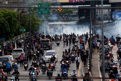 Thai Police Fire Rubber Bullets Tear Gas At Virus Protest Thai Bangkok