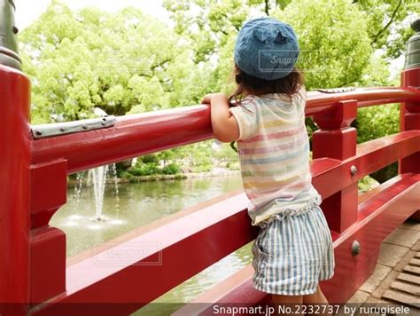 橋の上から景色を眺めている女の子の写真・画像素材 2232737 Snapmart（スナップマート）