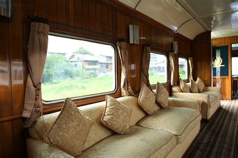 Berhenti sebentar di jambatan mengambil gambar. Ruangan Mewah Kereta Api Indonesia yang Jarang Orang Tahu
