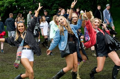 Pictures Thousands Of Parklife Festival Goers Arrive At Heaton Park As