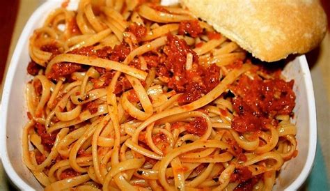 Condite la pasta con verdure julienne crude (carote e zucchine, si trovano già tagliate al supermercato), pinoli e pepe bianco. Ricetta Bavette con sugo di pomodori secchi - Le Ricette ...