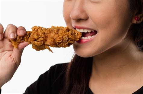Woman Disgusted By Kids Eating Same Fried Chicken Meal That Shell