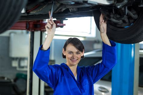 Free Photo Female Mechanic Examining Car Wheel Disc Brake