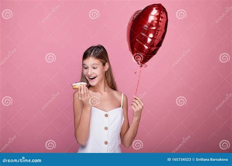 Petite Adolescente Avec Un Beignet Et Un Ballon Image Stock Image Du
