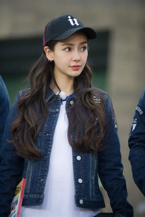 She was born february 28, 1989 in shanghai and moved to hong kong at the age of thirteen to pursue her modeling career. Angelababy魅力無法擋 金鐘國貼心照顧 - 自由娛樂
