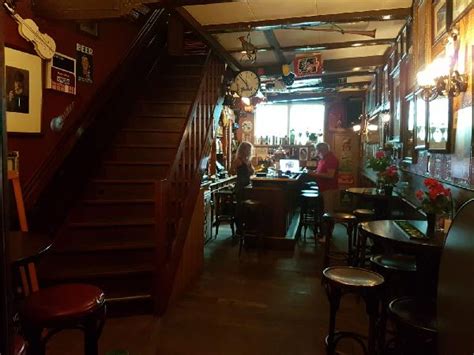 Open de terrassen | chaos in de parken in verschillende steden waar mensen massaal bij elkaar komen. Café met 2 terrassen aan de Gracht en aanlegplaats rondvaartboot