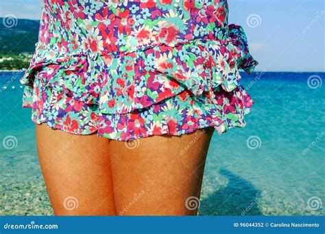 Piernas Femeninas En La Playa Foto De Archivo Imagen De Swimsuit