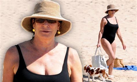 Anjelica Huston 60 Looks Sensational In A Swimsuit Daily Mail Online