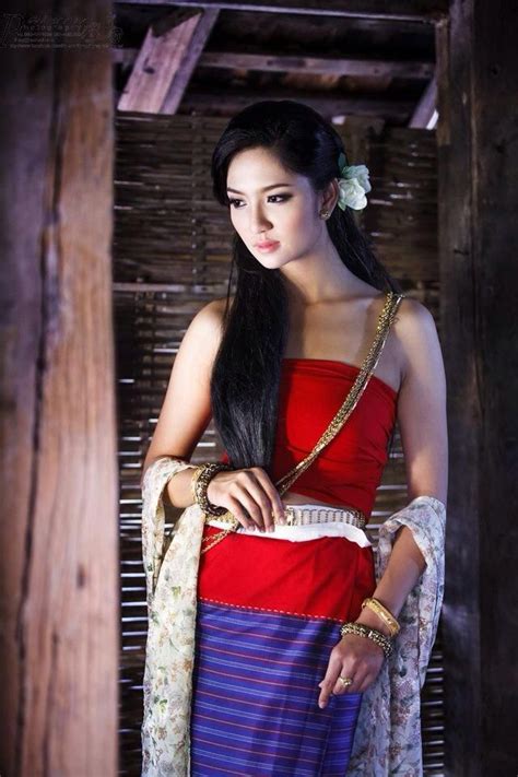 Thai Women And Thai Traditional Dress Thai Traditional Dress Traditional Fashion Traditional