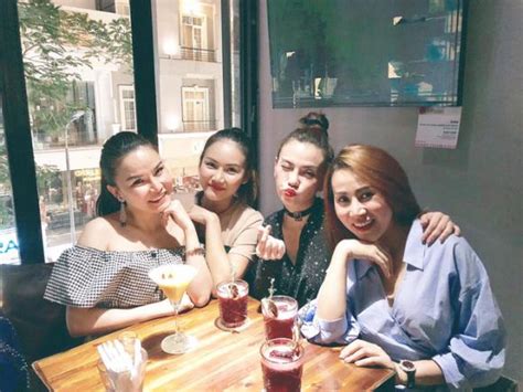 Năm 2001, yến nhi thay thế cho anh thúy. Thu Thủy rạng rỡ hội ngộ dàn người đẹp Mây Trắng, vẫn vắng ...