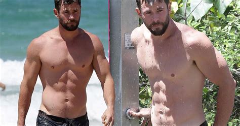 Chris Hemsworth Shows Of His Amazing Beach Body