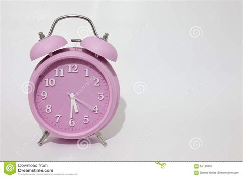 Het gaat hier om de roze wekker. Roze wekker stock afbeelding. Afbeelding bestaande uit klok - 84180305