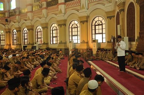Karena akan sangat jarang sekali anda temui membaca komik dengan suasana karakter di dalam nya berhijab. Gubernur Banten Siap "Perangi" ASN Malas | Tangerang Tribun