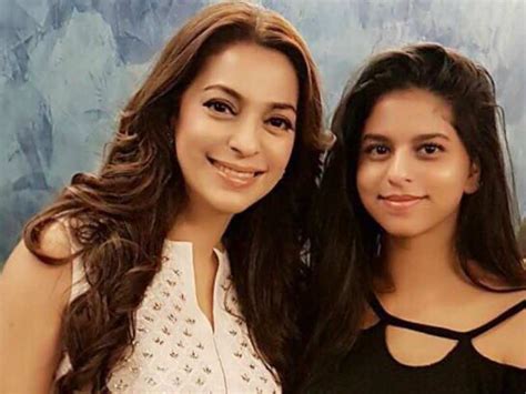 Shah Rukh Khans Daughter Suhana Khan And Juhi Chawla Pose Together For