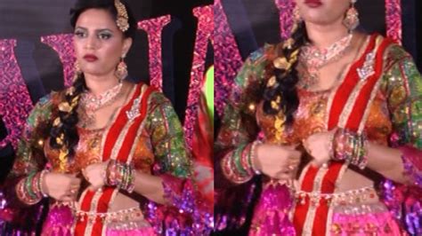 Swara Bhaskar Adjusting Dress Hot Video Youtube