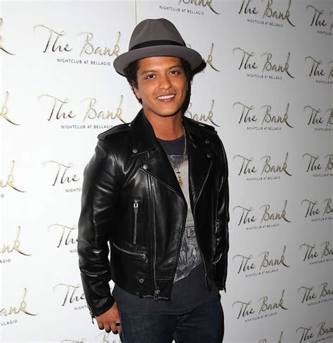 The song was written by mars, philip lawrence, ari levine, and phredley brown, while production was handled by the former three as members of the smeezingtons. Bruno Mars: Freundin, Vermögen, Größe, Tattoo, Herkunft ...