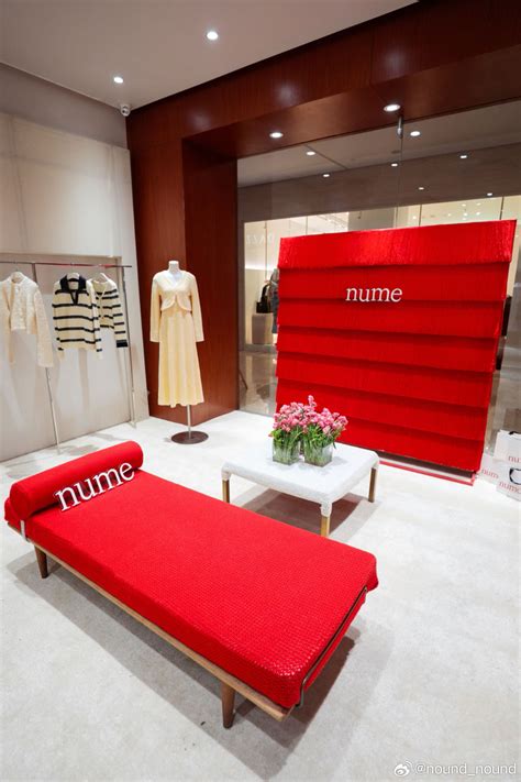 针织设计师品牌nume与设计师品牌集合店nound Nound合作，在南京德基广场开设限时节日商店。（时间：2023年12月30日 2024年3月15日） 华丽通