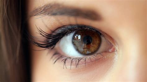 Uk Doctors Find 27 Contact Lenses Stuck In Womans Eye