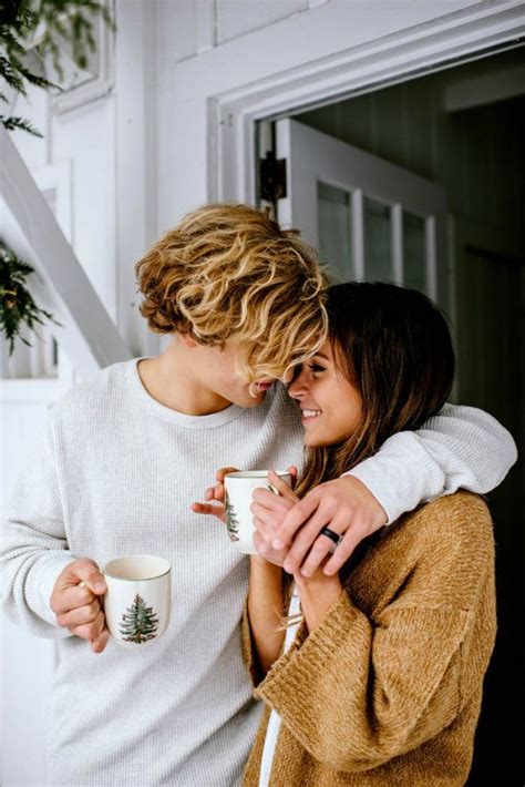 Cozy Cabin Couple Portraits In Hood River Or Junebug Weddings