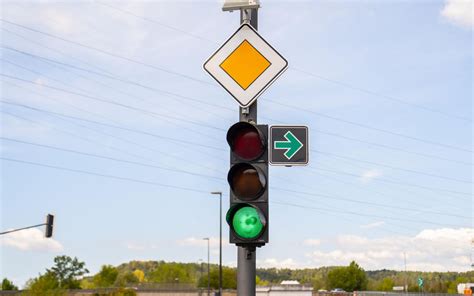 Novost na ljubljanskih semaforjih Kaj pomenijo nove puščice