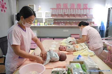 Nuevas Madres Chinas Pasan Su Sentarse El Mes En Centro De Atención