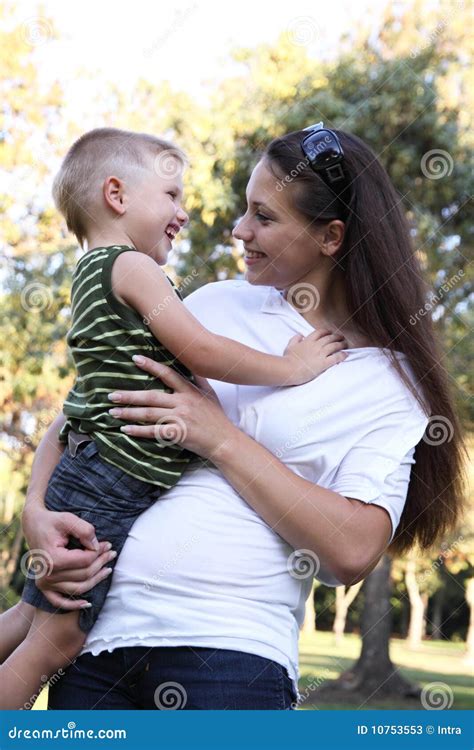 Retrato De La Madre Que Levanta A Su Hijo En El Parque Imagen De