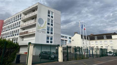 Assistantes Déducation Mais Pas Des Pions Dans Un Lycée De Château