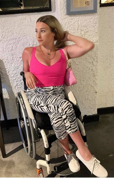 Pin Von Takis Pete Auf Wheelchair Beauties Hübsche Frau Frau Rollstuhl