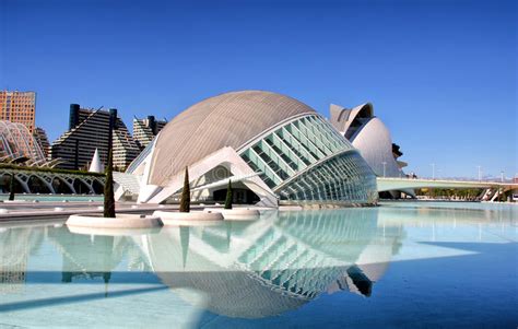 Med färre turister och bättre priser kan besökaren uppleva det bästa av spaniens cityliv. Valencia Spanien redaktionell fotografering för bildbyråer ...