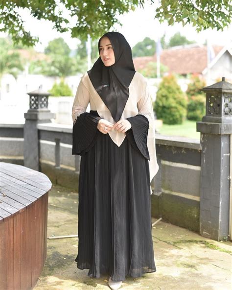 10 Inspirasi Dress Hijab Untuk Pesta Ala Adelia Pasha Elegan