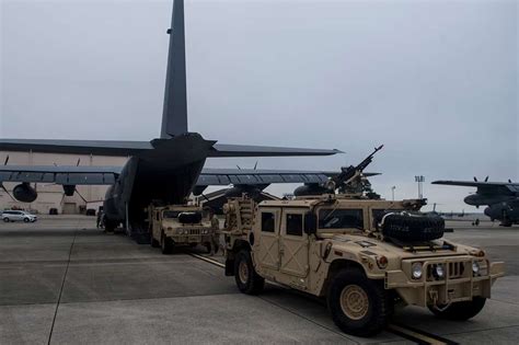 Zwei Humvees Werden In Eine Mc 130j Der Us Air Force Geladen Picryl