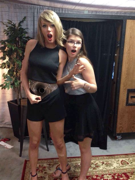Reddit Photoshops Taylor Swift S Cyborg Belly Button