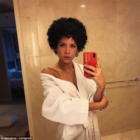 Halsey Shows Off Her Incredible Physique In Mexico Daily Mail Online