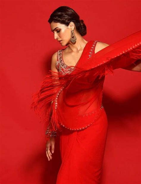 Kriti Sanon Looks Stunning Hot In This Red Saree See This Housefull 4 Actress Latest Photos