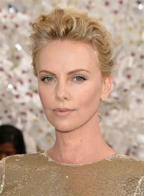 Charlize theron at the sweet november premiere in westwood, california. Top 25+ Best Charlize Theron Hairstyles