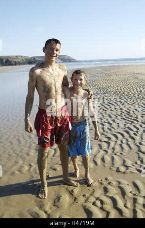 Les garçons plage de sable l eau peu profond Mush jouer sourire