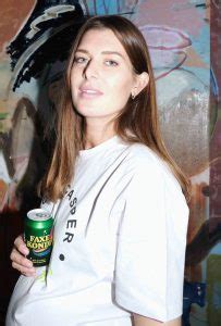 Mens mikkel hansen for tiden kæmper med harpiks, angrebsfejl og timeouter, er kæresten stephanie gundelachs dage fyldt med amning, bleer og barnegråd. To_The_Moon_Honey_Bump_Diary_Stephanie_Gundelach_Mikkel ...