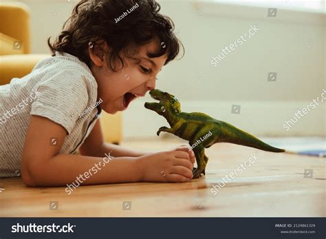 39751 Imágenes Fotos De Stock Objetos En 3d Y Vectores Sobre Niño Jugando Con Dinosaurios