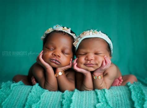 twin newborns newborn pose newborn twins twinning froggypose headband sisters