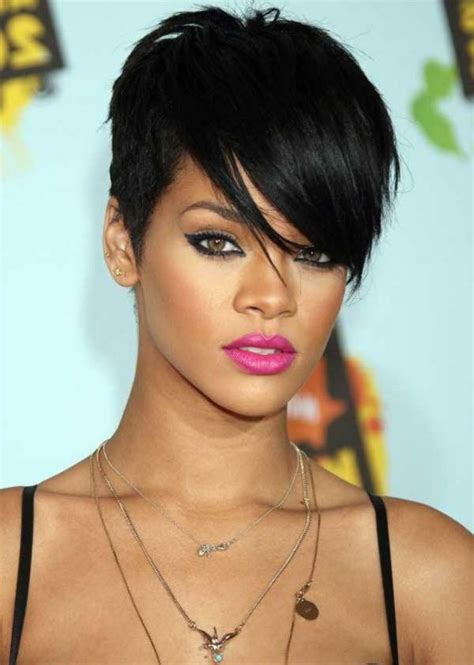 Les Cheveux Courtes De Rihanna Rihanna Short Hair Short Hair Updo