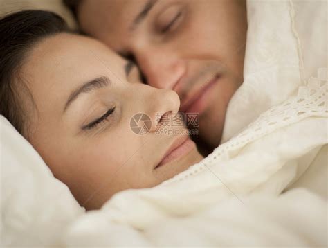 情侣抱在一起睡觉高清图片下载 正版图片501453781 摄图网