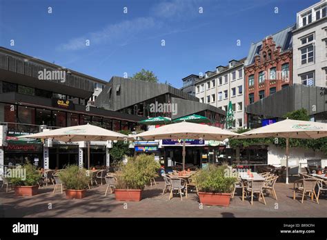 Buergerhaeuser und Strassenrestaurant am Alter Markt in Kiel, Kieler