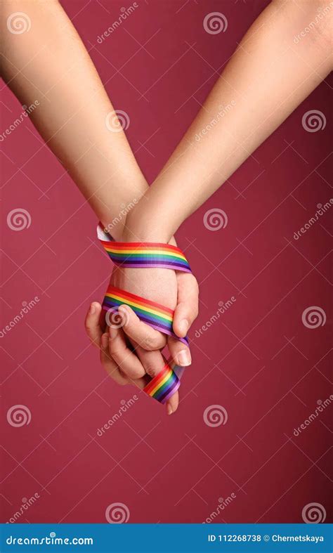 Junge Lesbische Paare Mit Regenbogenband Stockfoto Bild Von Betrieb Stolz 112268738