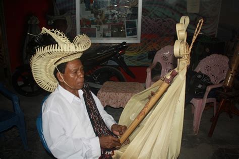 Sasando sebuah alat musik dawai yag dimainkan dengan dipetik.alat musik ini berasal dari pulau rote salah satu pulau di nusa tenggara timur. Alat Musik Sasando, Irama yang Merdu dari Selatan Indonesia