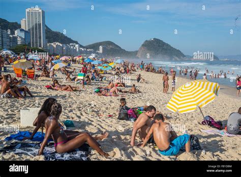 Leute Sonnenbaden Strand Der Copacabana Rio De Janeiro Brasilien